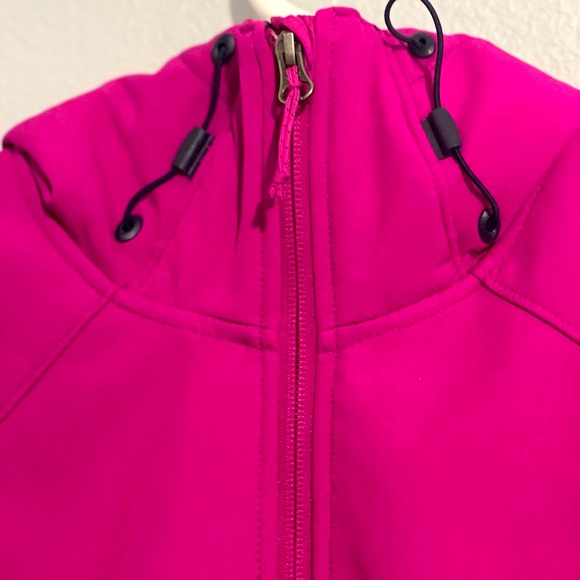 NWOT Columbia Fuscia/Magenta windproof jacket with a faux fur lining. - Picture 5 of 10